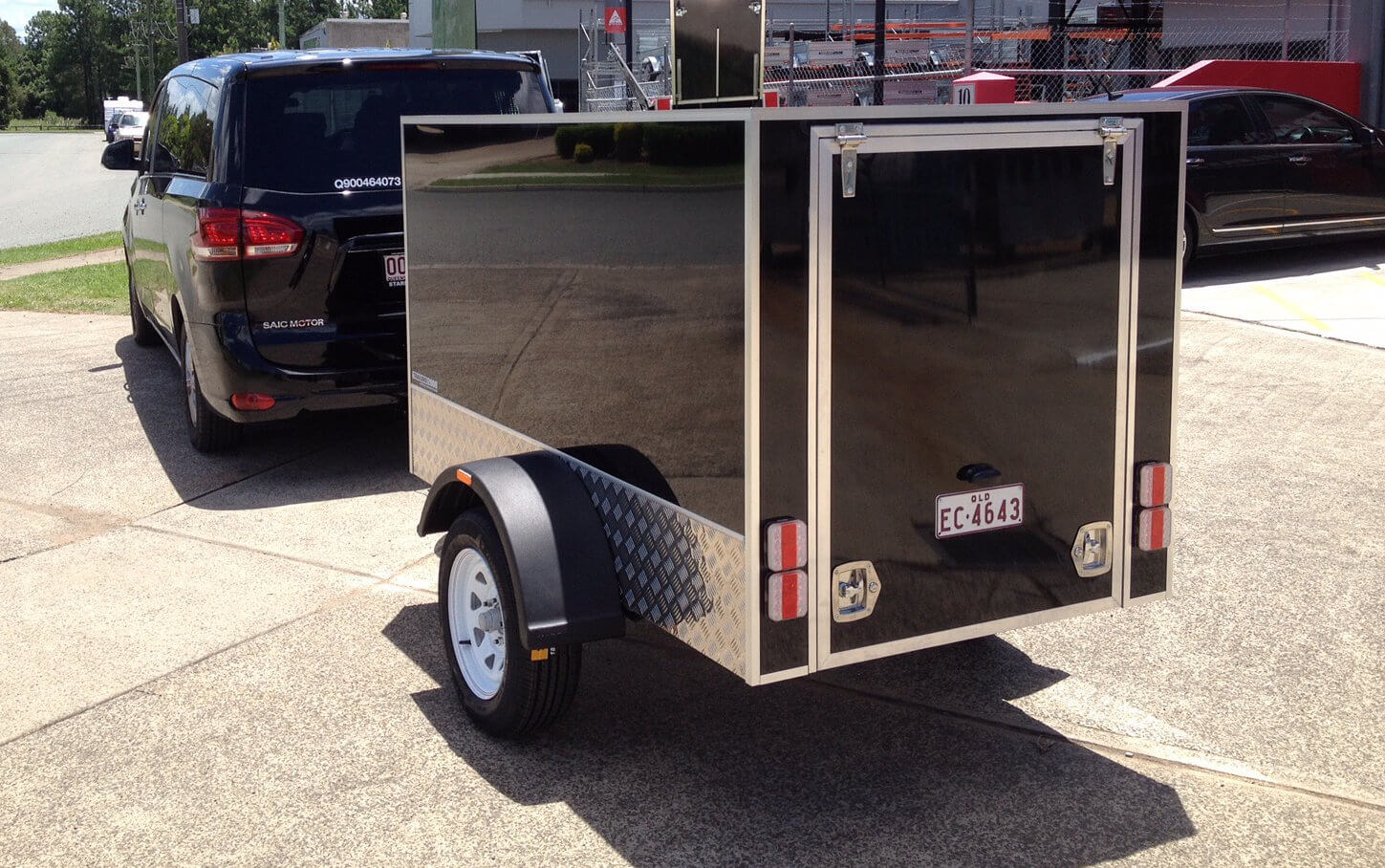 Van and Luggage Trailer milimo Brisbane limo Car Hire Transfers